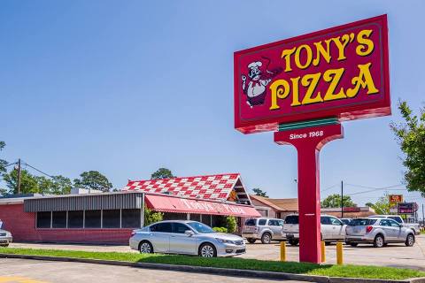 7 Restaurants In Louisiana That Serve The Biggest Pizzas You’ve Ever Seen