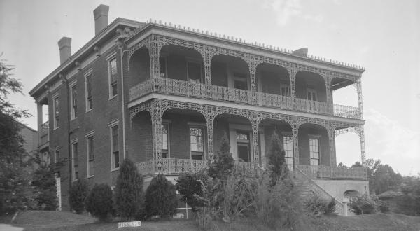 This 163 Year-Old Mansion Is One Of The Most Haunted Places In Mississippi… And You Can Spend The Night