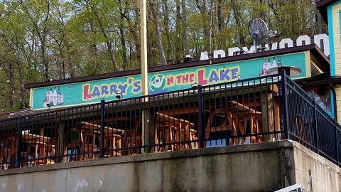 The Floating Lake Restaurant In Missouri Is Perfect For A Summer Meal