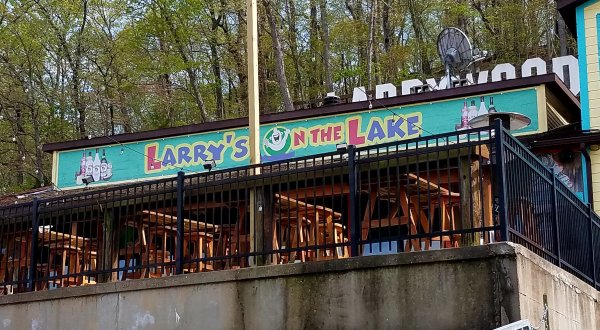 The Floating Lake Restaurant In Missouri Is Perfect For A Summer Meal