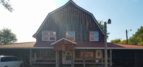 This 100-Year-Old Antique Barn Is One Of Illinois' Most Unique Bed And Breakfasts
