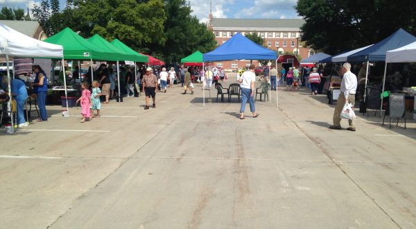 This Enormous Roadside Farmers Market In Iowa Is Too Good To Pass Up