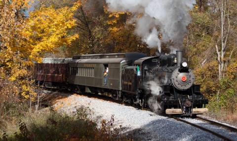 Everett Railroad's Scenic Autumn Train Ride In Pennsylvania Will Take You To A Pumpkin Patch