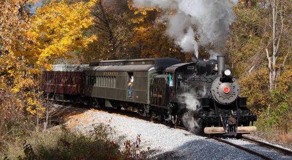 Everett Railroad’s Scenic Autumn Train Ride In Pennsylvania Will Take You To A Pumpkin Patch