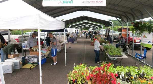 This Enormous Roadside Farmers Market Near Pittsburgh Is Too Good To Pass Up
