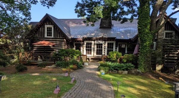 This Log Cabin Restaurant In North Carolina Will Give You A Deliciously Rustic Experience You Won’t Find Anywhere Else