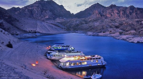 This Houseboat Campground On A Nevada Lake Is Perfectly Secluded