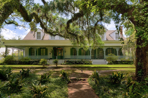 This 223 Year-Old Bed And Breakfast Near New Orleans Is One Of The Most Haunted Places In Louisiana… And You Can Spend The Night