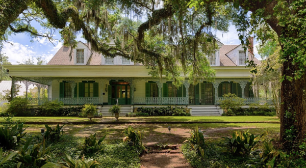 This 223 Year-Old Bed And Breakfast Near New Orleans Is One Of The Most Haunted Places In Louisiana… And You Can Spend The Night
