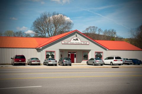 You Can Find Anything You've Ever Dreamed Of At This Rural Tennessee Antique Mall