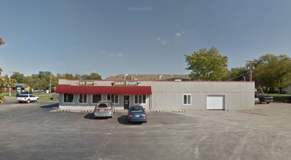 The Missouri Country Bakery With Cinnamon Rolls As Big As Your Head