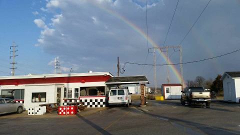 The Burgers And Shakes From This Middle-Of-Nowhere Illinois Drive-In Are Worth The Trip