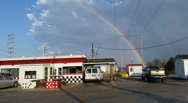 The Burgers And Shakes From This Middle-Of-Nowhere Illinois Drive-In Are Worth The Trip