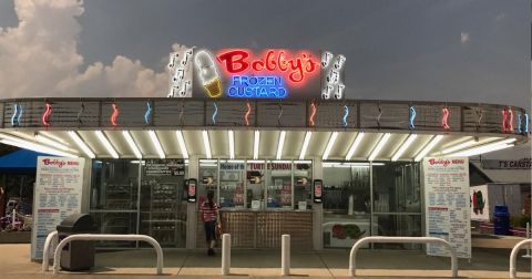 Locals Don't Mind Waiting In Line For The Fresh Frozen Custard At This Illinois Stand