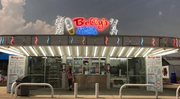 Locals Don’t Mind Waiting In Line For The Fresh Frozen Custard At This Illinois Stand