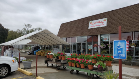 This Enormous Roadside Farmers Market Near Detroit Is Too Good To Pass Up