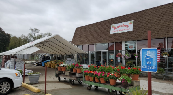 This Enormous Roadside Farmers Market Near Detroit Is Too Good To Pass Up