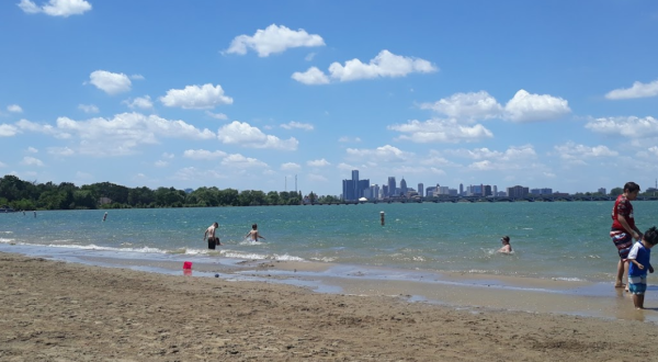 This Hidden Beach In Detroit Will Take You A Million Miles Away From It All