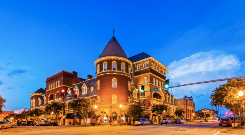 The Stunning Five-Story Victorian Hotel In This Georgia Small Town Has A History Dating Back To 1892