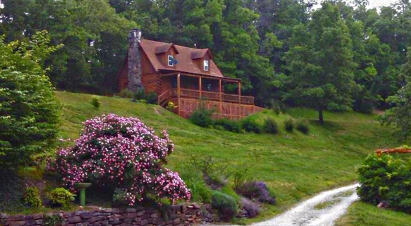 Spend The Night At This Two-Story Cabin In The Mountains For A Rejuvenating Arkansas Getaway