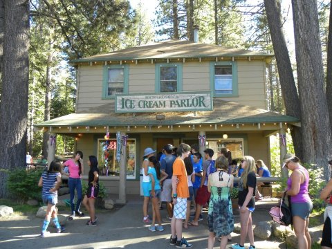 This Old-Fashioned Ice Cream Parlor Hiding In The Northern California Forest Is A Must-Visit This Summer