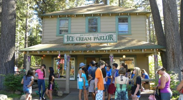 This Old-Fashioned Ice Cream Parlor Hiding In The Northern California Forest Is A Must-Visit This Summer