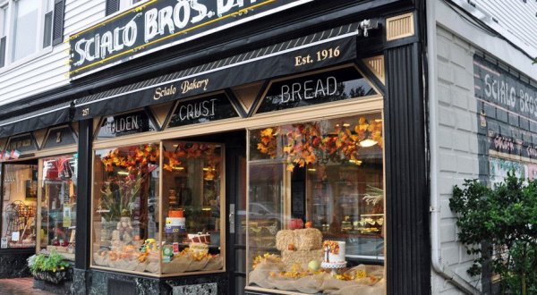 Sink Your Teeth Into Authentic Italian Pastries At This Amazing Bakery In Rhode Island