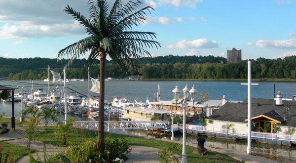 Dine In A Tropical Wonderland At Kentucky’s Most Colorful Waterfront Restaurant