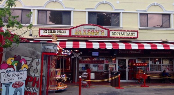The 36-Scoop Sundae At Jaxson’s Ice Cream Parlor In Florida Will Satisfy Any Sweet Tooth