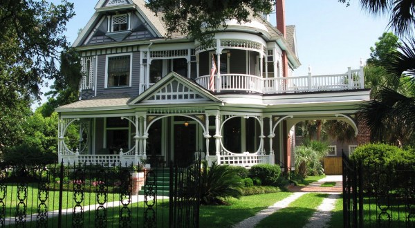 This 122 Year-Old Bed And Breakfast Is One Of The Most Haunted Places In Alabama… And You Can Spend The Night
