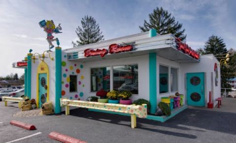 The One-Pound Scoops At This Funky West Virginia Diner Are An Ice Cream Lover's Dream