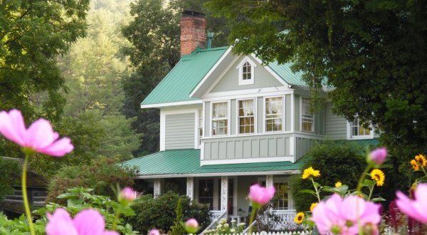 The Mast Farm Inn Is A Gorgeous 19th-Century Farmhouse In The Mountains Of North Carolina