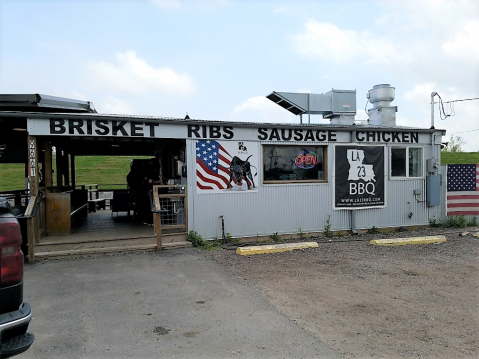 This Teeny Roadside Restaurant Near New Orleans Is A Must-Stop For Summer BBQ