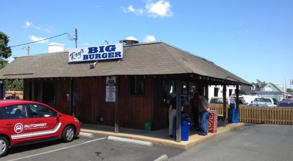Enjoy One Of The Tastiest Burgers In Virginia For Under $4 When You Visit This Roadside Eatery