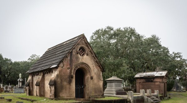 If There’s One Cemetery Tour In South Carolina That’ll Send Shivers Up Your Spine, This Is It