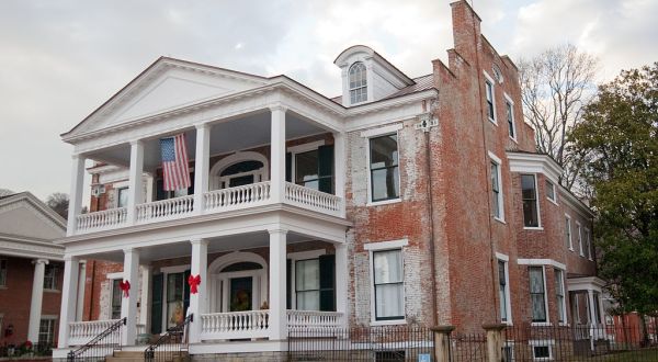 This Beautiful And Historic Mansion Is One Of The Most Haunted Places In Kentucky