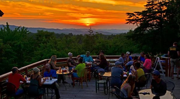 7 Outdoor Restaurants In West Virginia You’ll Want To Visit Before Summer’s End