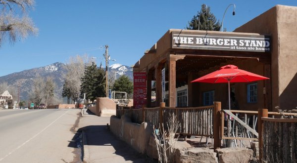 There’s An Unexpected Burger Stand Hiding Inside This New Mexico Pub