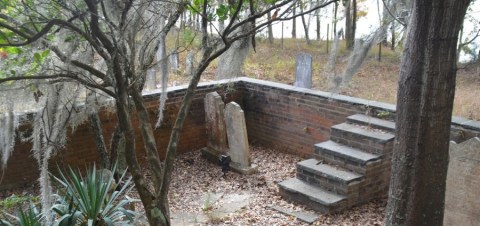 This Abandoned Graveyard In South Carolina Is Unexpectedly Hiding On A Tiny Island