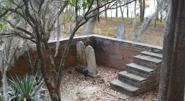 This Abandoned Graveyard In South Carolina Is Unexpectedly Hiding On A Tiny Island