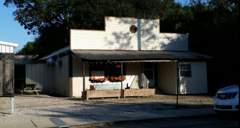 Visit Morvant’s Bar & Grill, The Small Town Burger Joint In Louisiana That's Been Around Since 1924