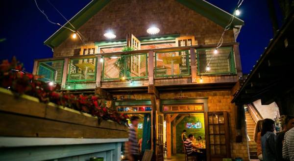 This Rhode Island Restaurant Has A Tropical Tiki Bar That’s Perfect For Summer