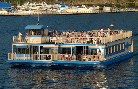 Start Your Day With Mimosas And Brunch On A Scenic Lake Coeur d'Alene Cruise In Idaho