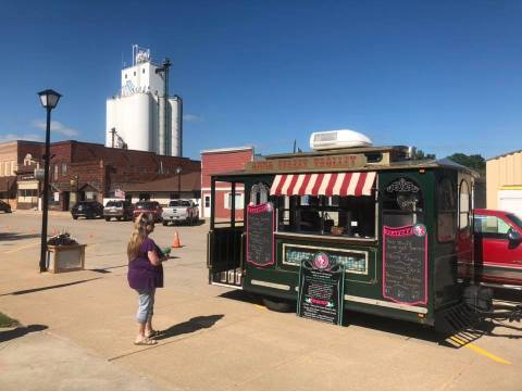 Get An Old-Fashioned Ice Cream At This Charming Vintage Trolley In Nebraska