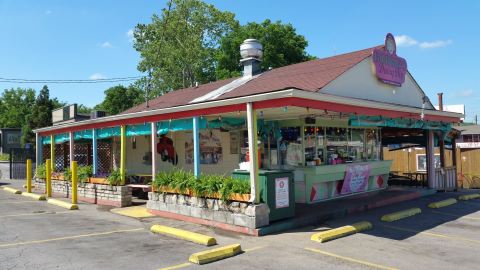 Visit Bobbie's Dairy Dip, The Small Town Burger Joint In Nashville That's Been Around Since 1951