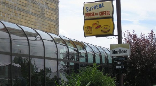 The Unique Cheese Shop In Illinois That Sells Donuts, Pizza, and Ice Cream Under The Same Roof