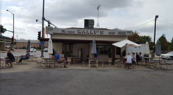 Visit Wally’s Drive-In,  The Small Town Burger Joint In Illinois That’s Been Around Since 1951