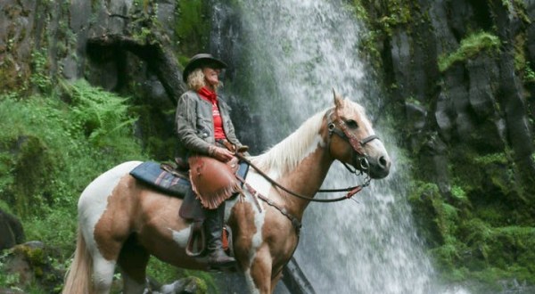 The Horseback Waterfall Tour In Oregon That’s Simply Unforgettable
