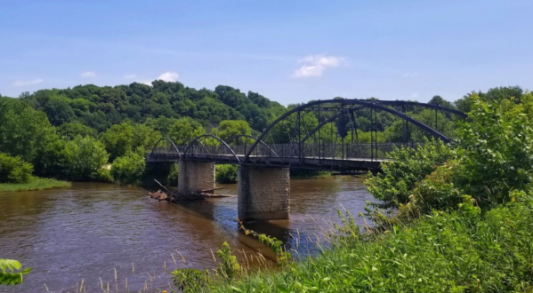 The Deep Green Gorge In Iowa That Feels Like Something Straight Out Of A Fairy Tale