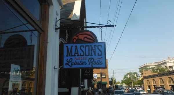 Mason’s Lobster Rolls In South Carolina Is A Tiny Restaurant Known For Its Tasty Fare And Big Portions